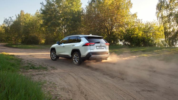 В России начали продавать абсолютно новый Toyota RAV4 В России начали продавать абсолютно новый Toyota RAV4