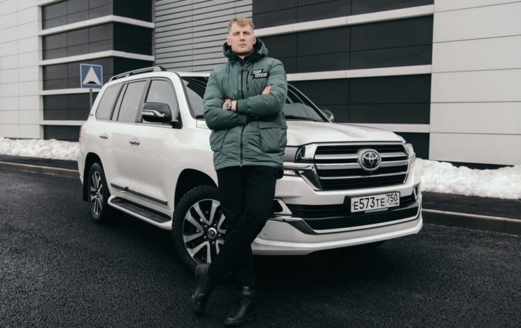 Toyota стала официальным автомобилем UFC Toyota стала официальным автомобилем UFC