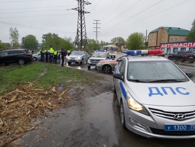 В Томске ребенок угнал кроссовер, чтобы прокатить 4-летнюю сестру: ГИБДД устроила эпичную погоню (видео) В Томске ребенок угнал кроссовер, чтобы прокатить 4-летнюю сестру: ГИБДД устроила эпичную погоню (видео)