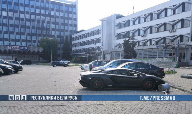 В Минске россиянин расколотил Lamborghini Aventador мусорным ведром (видео) В Минске россиянин расколотил Lamborghini Aventador мусорным ведром (видео)