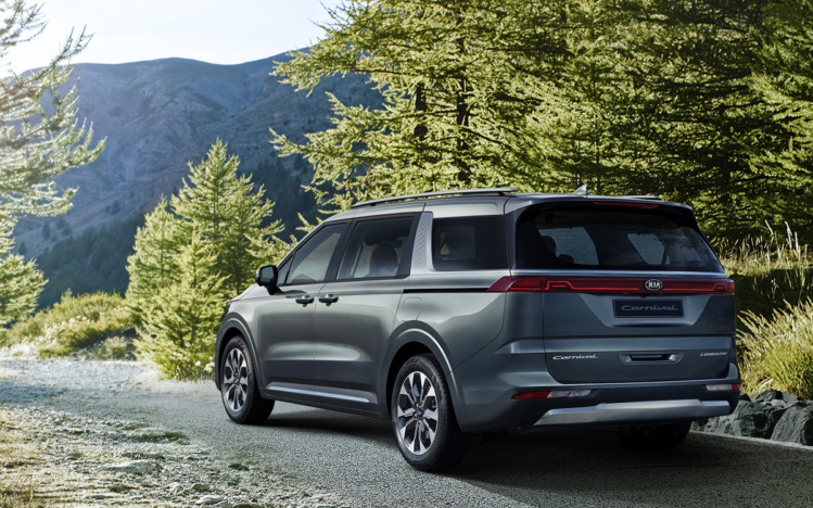 KIA официально представила новый минивэн для России KIA официально представила новый минивэн для России