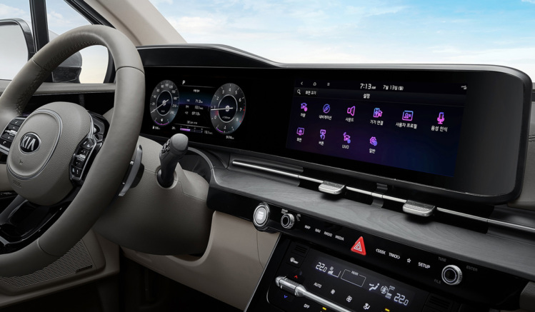 KIA официально представила новый минивэн для России KIA официально представила новый минивэн для России