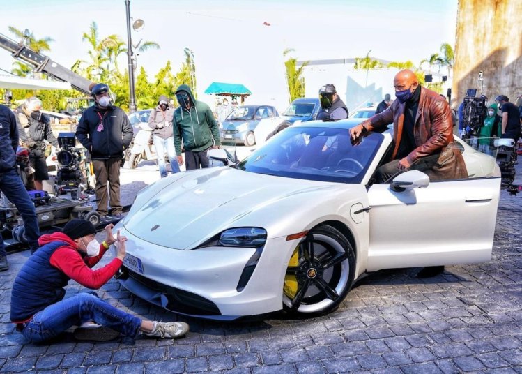 Дуэйн Скала Джонсон не смог влезть за рулем Porsche Taycan и сорвал съемки боевика Дуэйн Скала Джонсон не смог влезть за рулем Porsche Taycan и сорвал съемки боевика