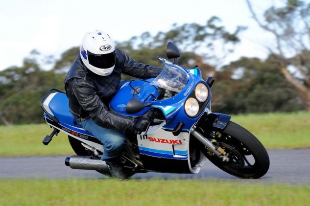 Перья на Suzuki Gsx r 750 k4 © Gsx-r750 1985 редактировать Перья на Suzuki Gsx r 750 k4 © Gsx-r750 1985 редактировать
