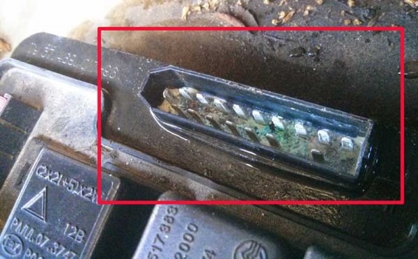 Зарядка Для Автомобильного Аккумулятора не Горит – Причина 3 не обслуженная акб Зарядка Для Автомобильного Аккумулятора не Горит – Причина 3 не обслуженная акб